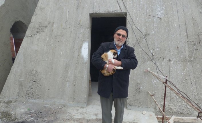 Minarede mahsur kalan kediyi din görevlisi kurtardı
