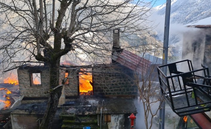Rize'de çıkan yangında 2 ev, 1 otomobil zarar gördü
