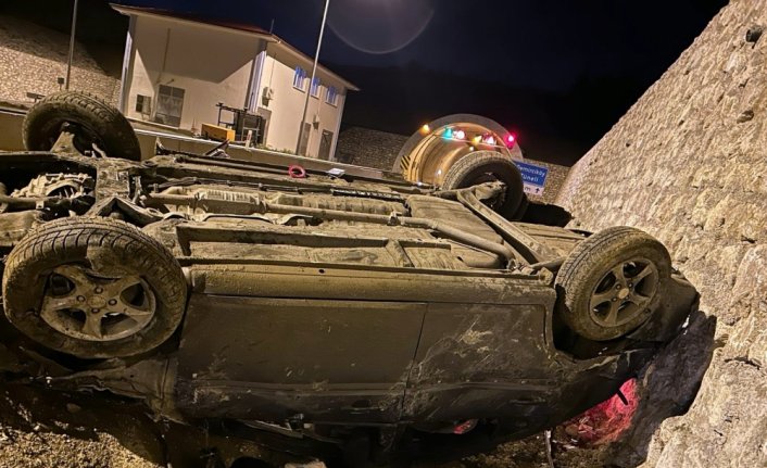 Sinop'ta istinat duvarına çarpıp devrilen otomobildeki 2 kişi yaralandı