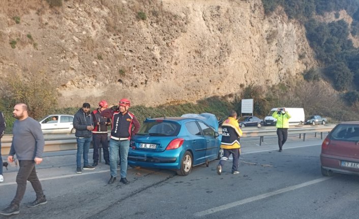 Zonguldak'ta bariyere çarpan araç yandı, 2 kişi yaralandı