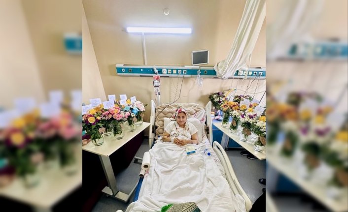 Enkazdan kurtardıkları depremzedenin hastane odasını çiçeklerle donattılar