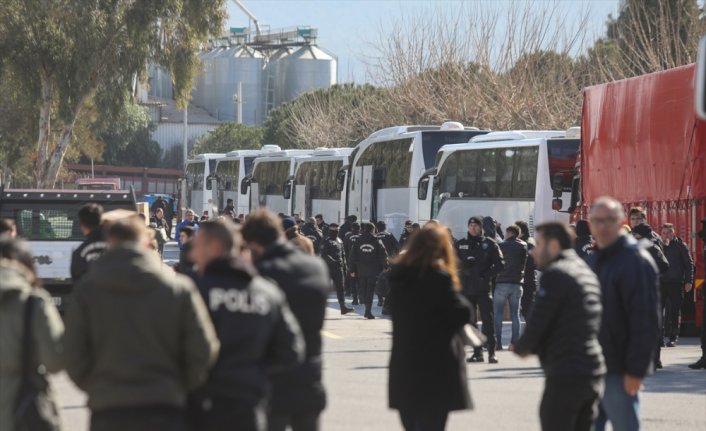 İzmir'den gönüllü 225 polis, yardım malzemeleriyle deprem bölgesine gidiyor