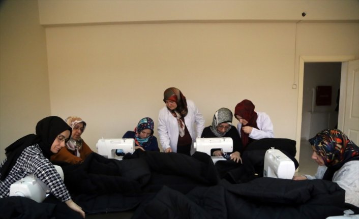 Kastamonu'da gönüllü kadınlar depremzedeler için uyku tulumu dikiyor