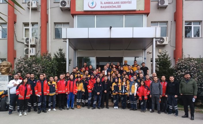 Samsun'dan deprem bölgesine 64 sağlık personeli daha gitti
