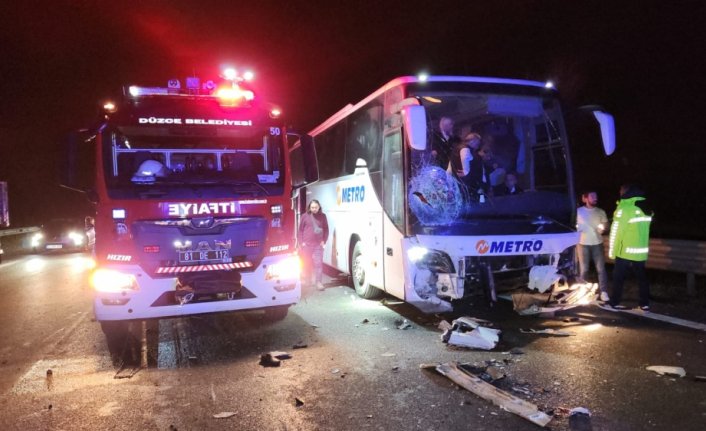 Anadolu Otoyolu'nun Düzce kesiminde zincirleme kazada 2 kişi öldü, 7 kişi yaralandı