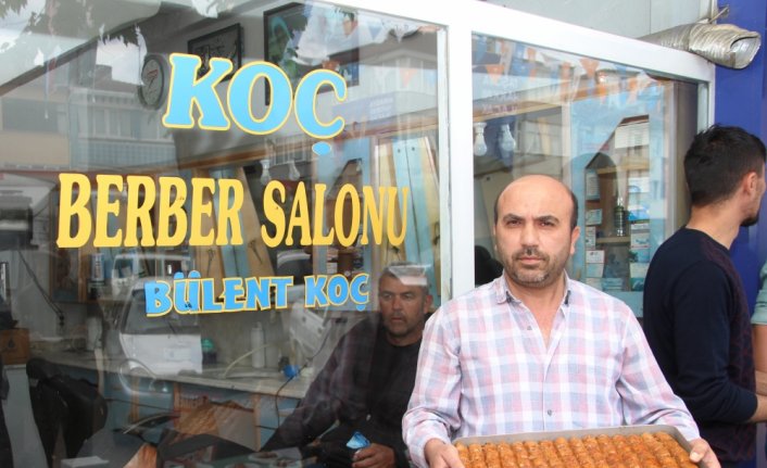 Taşova'da EYT'den emekli olan berberden vatandaşlara tatlı ikramı