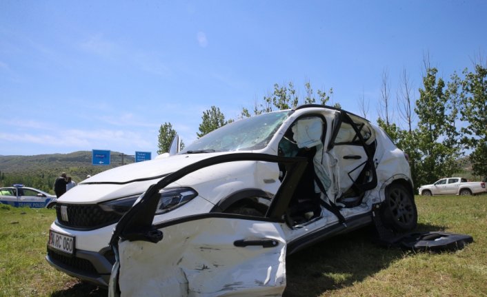 Tokat'ta yolcu minibüsü ile otomobilin çarpıştığı kazada 12 kişi yaralandı