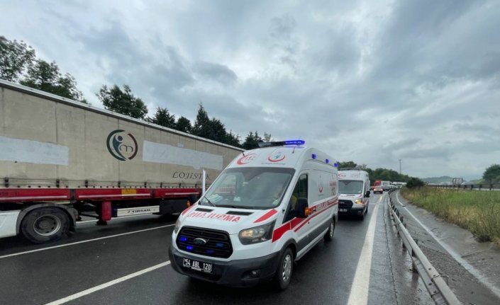 Anadolu Otoyolu'nda 10 aracın karıştığı zincirleme kazada 4 kişi yaralandı