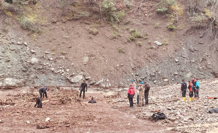 Amasya'da sel sularına kapılan 2 kişiden biri ölü bulundu