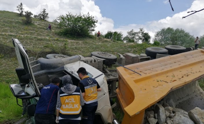 Kastamonu'da devrilen hafriyat yüklü kamyonun sürücüsü yaralandı