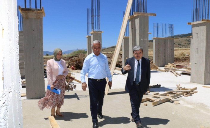 Amasya Milli Eğitim Müdürü Türkmen, anaokulu inşaatında incelemede bulundu