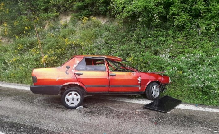Sinop’ta otomobil şarampole devrildi, 3 kişi yaralandı