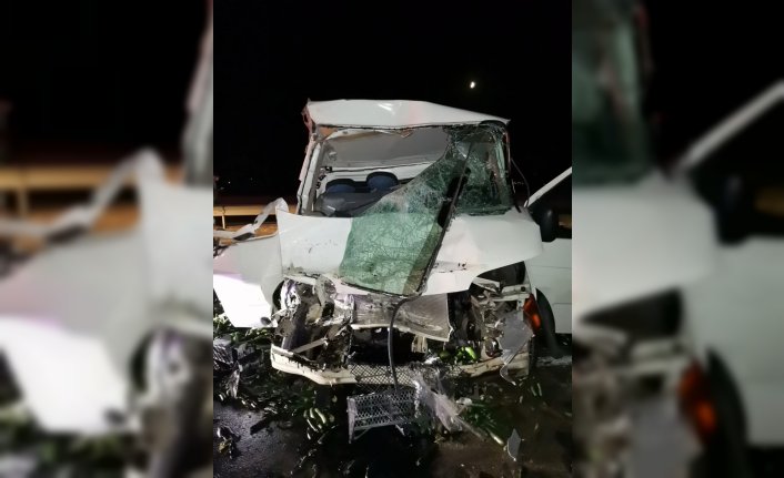 Amasya'da kamyonet ile otobüsün çarpışması sonucu 2 kişi yaralandı