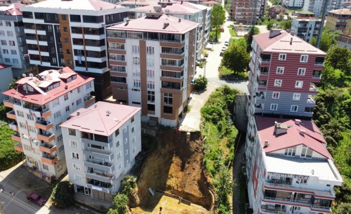Giresun'da bahçe duvarı çöken 7 katlı bina boşaltıldı