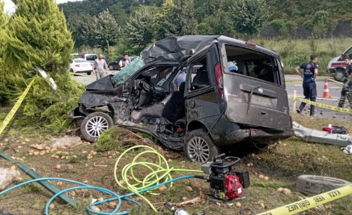 Giresun'da tır ile otomobilin çarpışması sonucu 2 kişi öldü, 1 kişi yaralandı