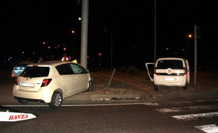Samsun'da çarpışan hafif ticari araç ile otomobildeki 4 kişi yaralandı