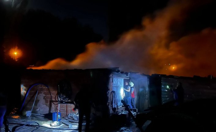 Kastamonu'da şantiyede çıkan yangında 2 konteyner zarar gördü