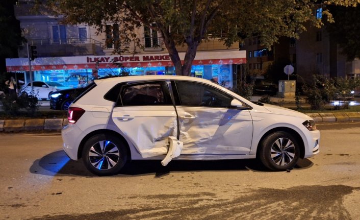 Bafra'da iki otomobilin çarpıştığı kazada 1 kişi yaralandı