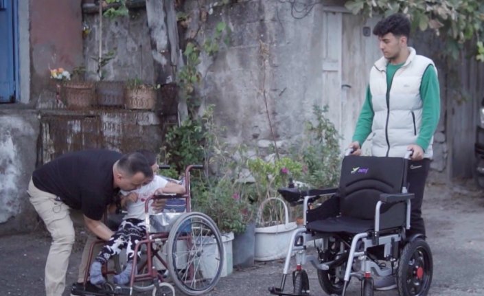 Karabük'te bedensel engelli gence akülü tekerlekli sandalye hediye edildi