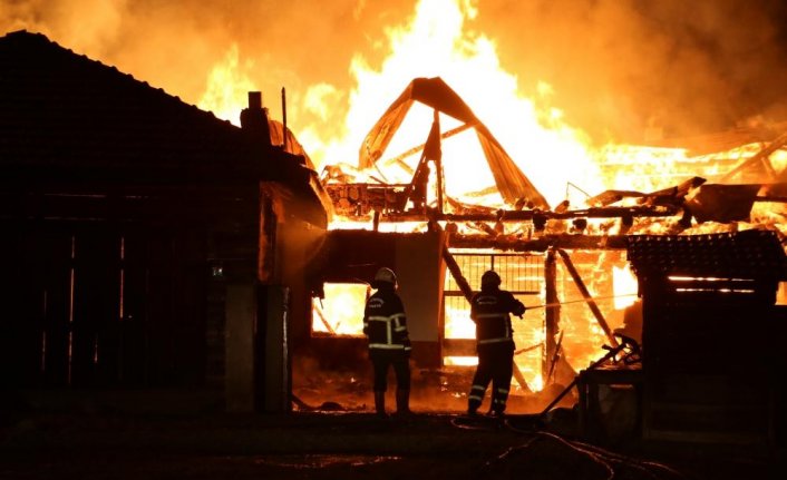 Kastamonu'da 4 ev ile 1 ahırda çıkan yangın ekiplerce söndürüldü