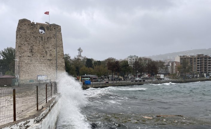 Sinop'ta fırtınada 4 metrelik dalgalar oluştu