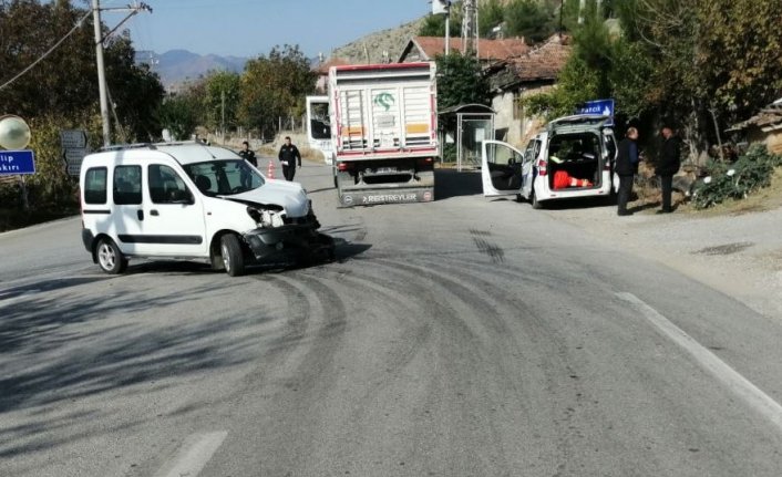 Çorum'da kamyonla hafif ticari araç çarpıştı, 2 kişi yaralandı