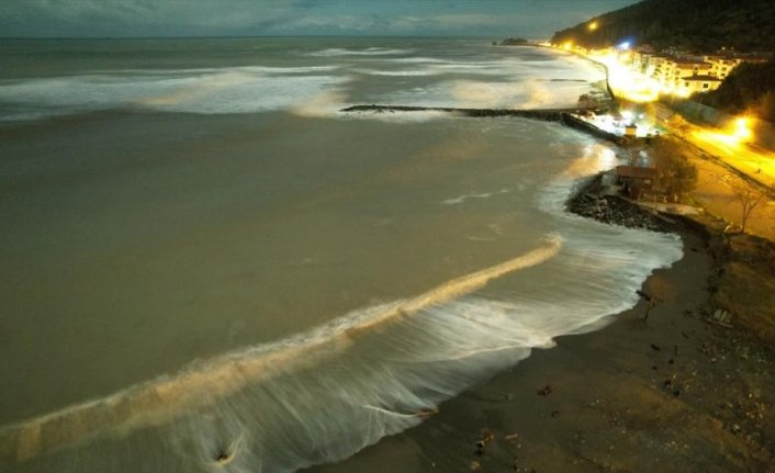 Karadeniz'de fırtına dev dalgalar oluşturdu