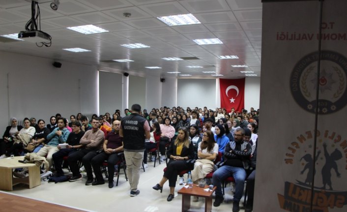 Kastamonu'da üniversite öğrencileri uyuşturucuya karşı bilinçlendirildi