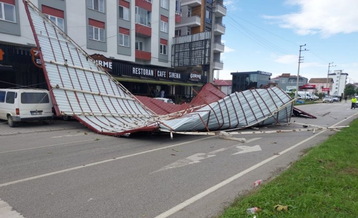 Samsun'da etkili olan şiddetli rüzgarda binanın çatısı uçtu