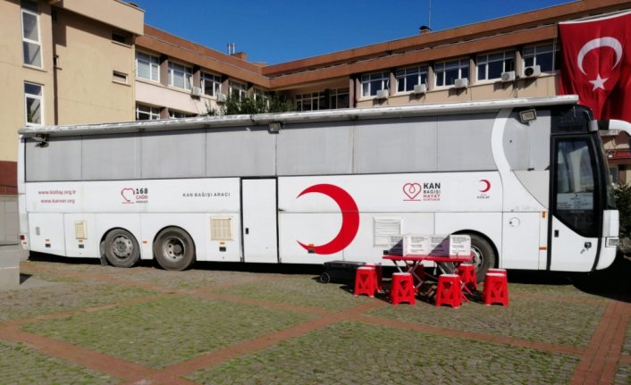 Türk Kızılay Sinop Kan Alma Birimi seyyar araçla kan bağışı alıyor