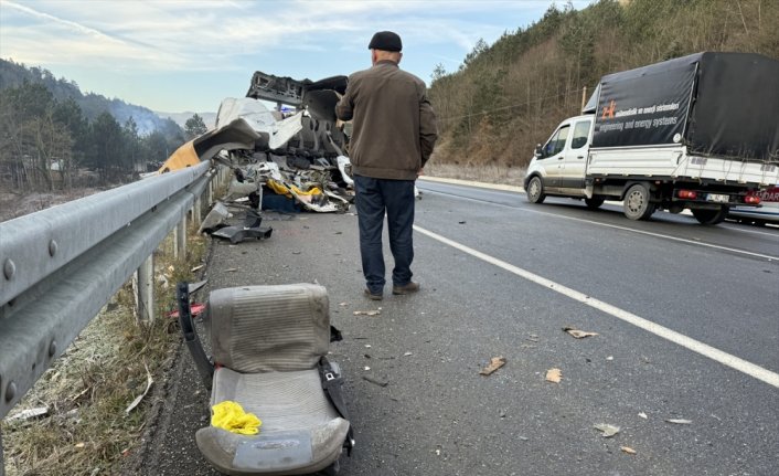 Bolu'da kamyon ile minibüsün çarpıştığı kazada 1 kişi öldü, 4 kişi yaralandı