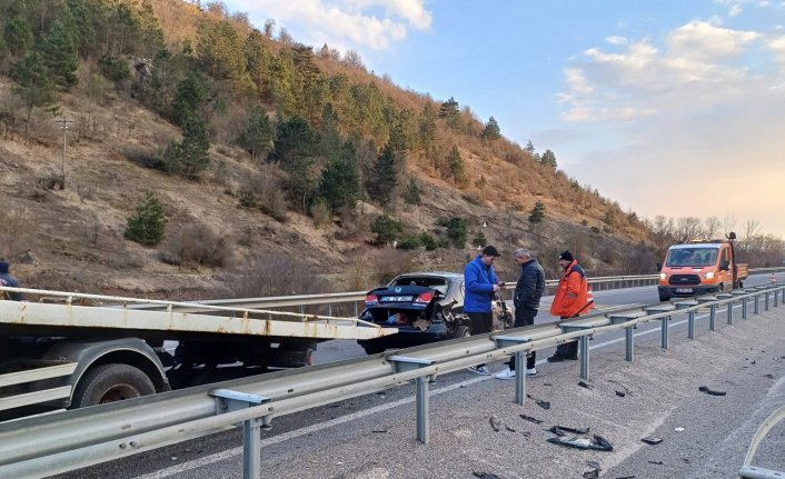 Bolu'da bariyere çarpan otomobildeki kişi yaralandı