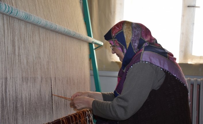 Gümüşhane'de kadınlar “Kelkit zilli kilimi“ dokuyarak aile ekonomisine katkı sağlıyor