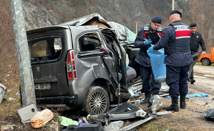 Karabük'te cenazeye giderken kaza yapan hafif ticari araçtaki 2 kişi öldü