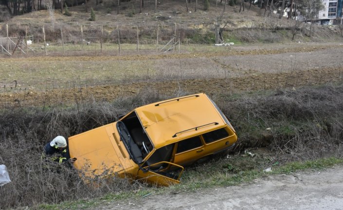 Sinop'ta su kanalına devrilen otomobilin sürücüsü yaralandı