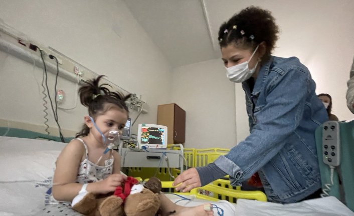 Üniversiteliler hastanede tedavi gören çocukları oyuncaklarla sevindiriyor