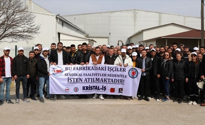 Amasya'da işten çıkarıldıklarını iddia eden fabrika işçileri eylem yaptı