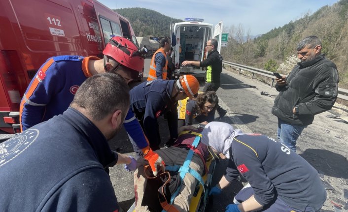 Anadolu Otoyolu'nda lastiği patlayan tırın neden olduğu kazada 1 kişi yaralandı