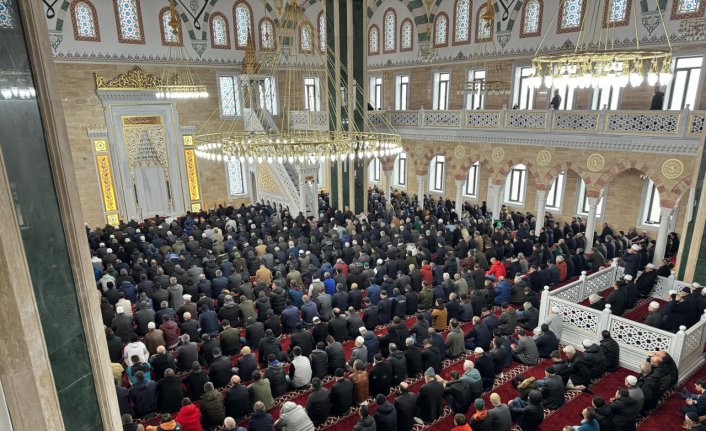 Doğu Marmara ve Batı Karadeniz'de ramazanın ilk cuma namazı kılındı