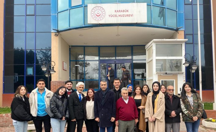Karabük'te üniversite öğrencileri huzurevini ziyaret etti