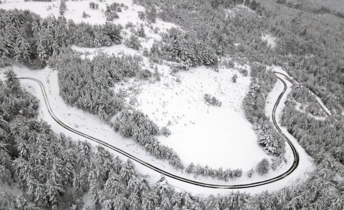 Karla kaplanan Kastamonu ormanları dron ile görüntülendi