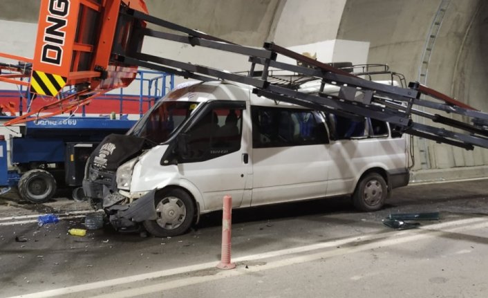 Minibüsün tünelde çalışan işçilerin bulunduğu platforma çarptığı kazada 8 kişi yaralandı