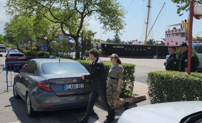 Zonguldak'ta jandarma kıyafetiyle kimlik kontrolü yapan kadına gözaltı