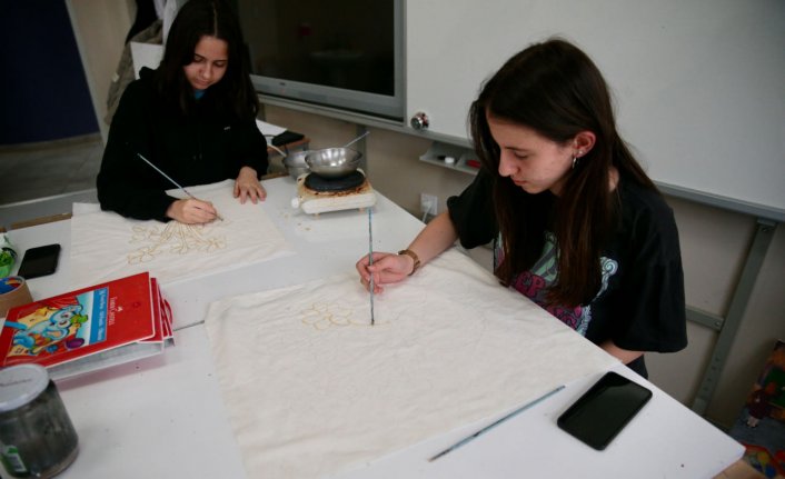 Bolu'da BİLSEM öğrencileri mum batik tekniğiyle kumaşları renklendiriyor