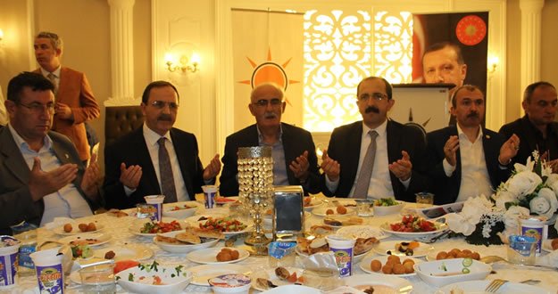 AK Parti Bafra ilçe teşkilatı üyeleri iftarda buluştu.