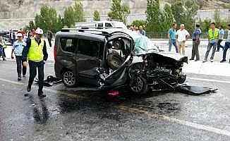 Gümüşhane'de otomobille panelvan çarpıştı: 1 ölü, 4 yaralı