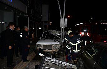 Tokat'ta otomobil aydınlatma direğine çarptı: 4 yaralı