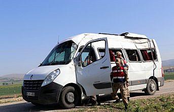 Amasya'da minibüs şarampole devrildi: 10 yaralı