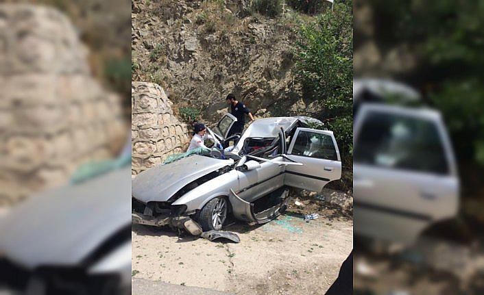 Amasya'da otomobil istinat duvarına çarptı: 4 yaralı