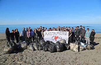 Üniversite öğrencileri Karadeniz sahilini temizledi